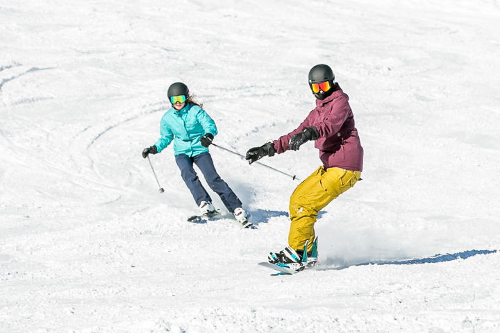 Jugend- und Sportcamp Kanton Aargau Ein Ski und ein Snowboardfahrer in Aktion im Schneesportcamp