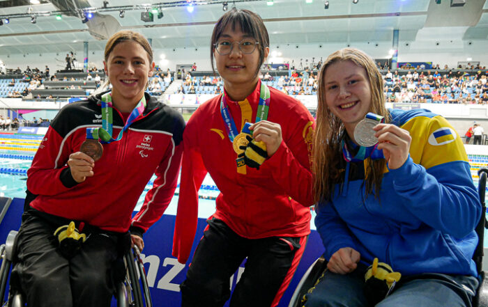 Para-Schwimmerin Nora Meister zeigt ihre WM-Bronzemedaille