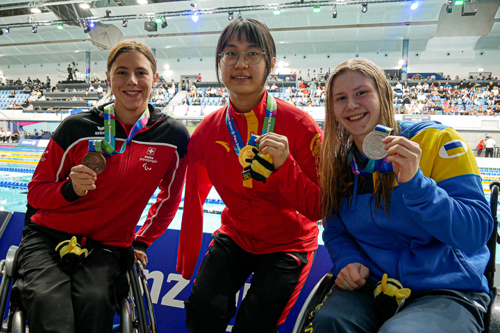 Para-Schwimmerin Nora Meister zeigt ihre WM-Bronzemedaille