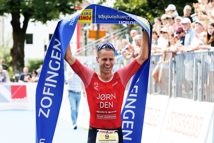 Simon Jörn Hansen, Sieger des Powerman 2023, beim Zieleinlauf in Zofingen