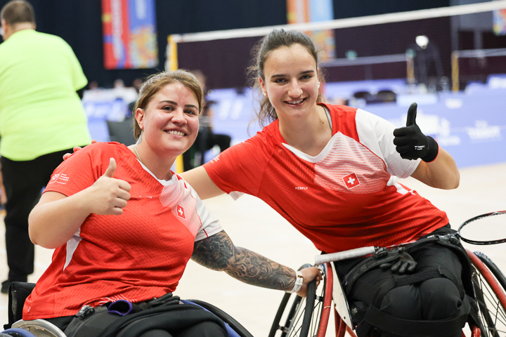 Rollstuhl Badmintonspielerin Ilaria Renggli mit ihrer Doppelpartnerin Cynthia Mathez
