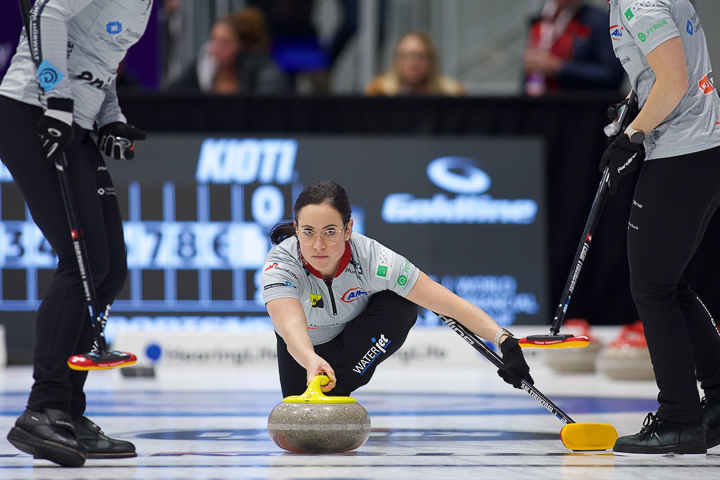 Curlerin Carole Howald in Aktion