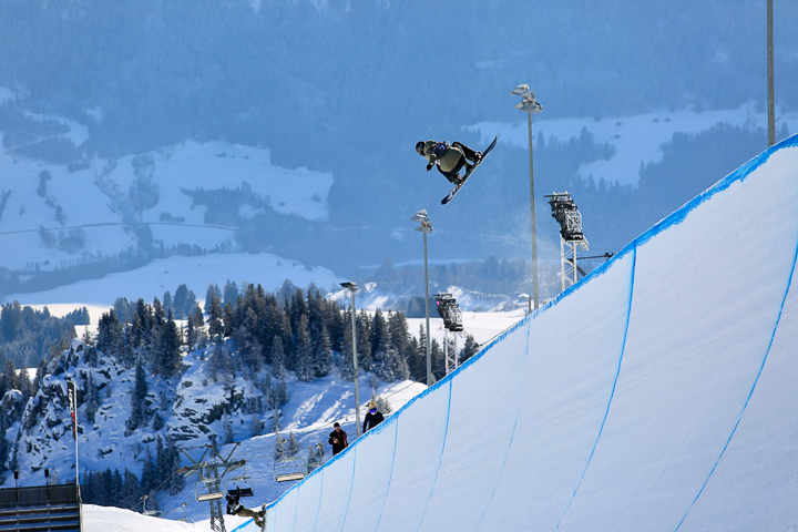 Snowboarderin Berenice Wicki bei einem Sprung in der Halfpipe