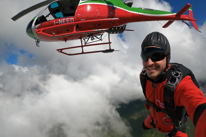 Lukas Zwicker springt aus dem Hellikopter für einen Fallschirmflug
