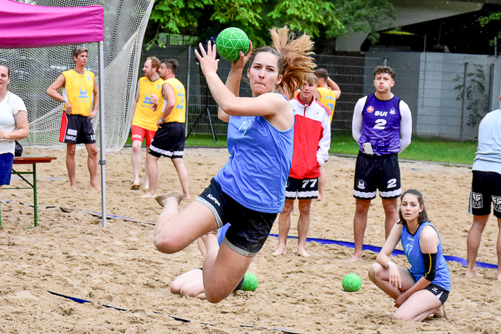 Eine Beachhandballerin in Action