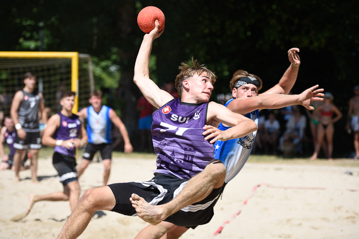 Ein Beachhandballer in Action