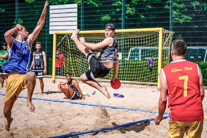 Beachhandballer Dominik Wüst bei einem Wurf