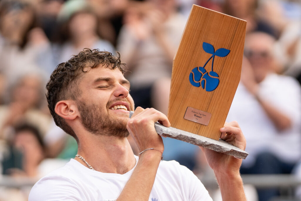 Tennisprofi Jérôme Kym stemmt den Siegerpokal in die Höhe