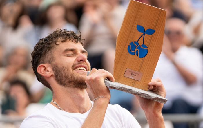 Tennisprofi Jérôme Kym stemmt den Siegerpokal in die Höhe