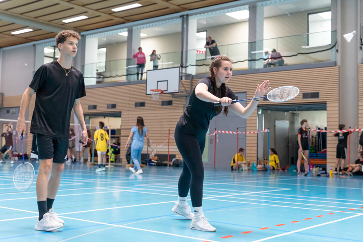 Badmintonteam in Action im Freiwilligen Schulsport