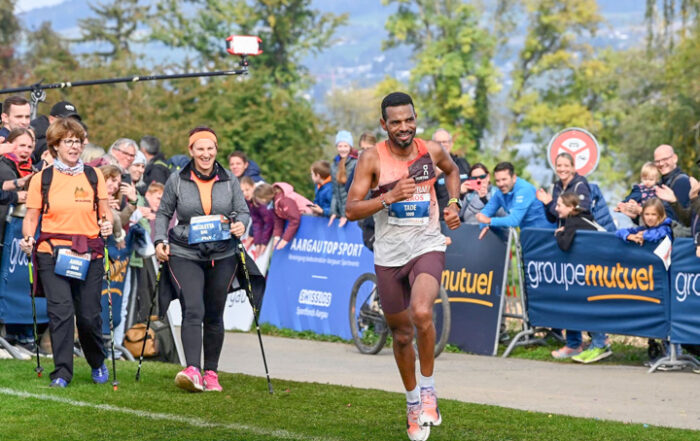 Tadesse Abraham beim Zieleinlauf am Hallwilerseelauf