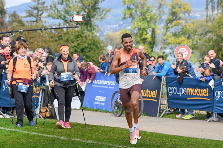 Tadesse Abraham beim Zieleinlauf am Hallwilerseelauf