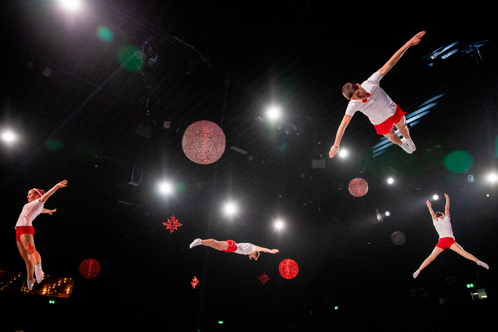 Gruppe von Trampolinspringern während einer Show in Aktion