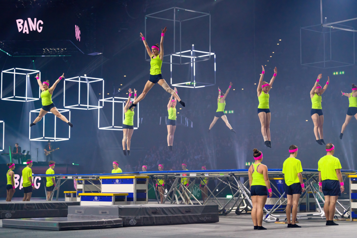 Gruppe von Trampolinspringern während einer Show in Aktion