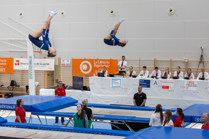 Zwei Trampolinspringer in Aktion