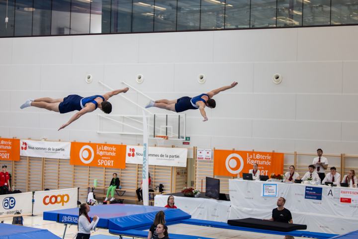 Zwei Trampolinspringer in Aktion