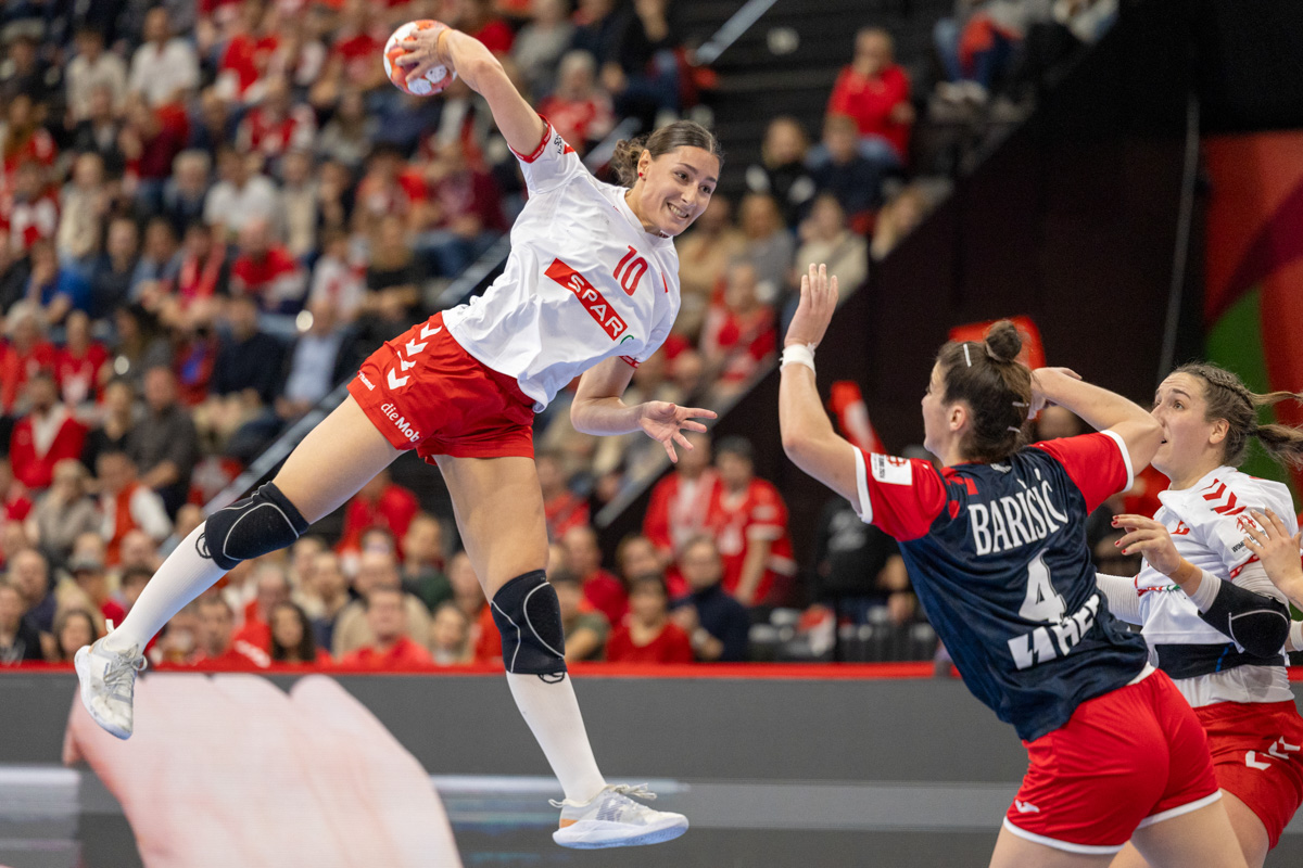 Daphne Gautschi in Aktion an der Handball EM