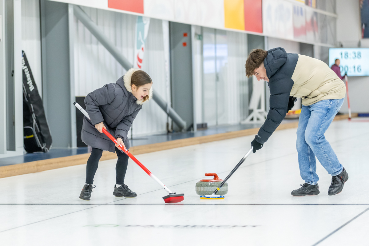 Die Nachwuchssportlerinnen und -sportler versuchen sich im Curling