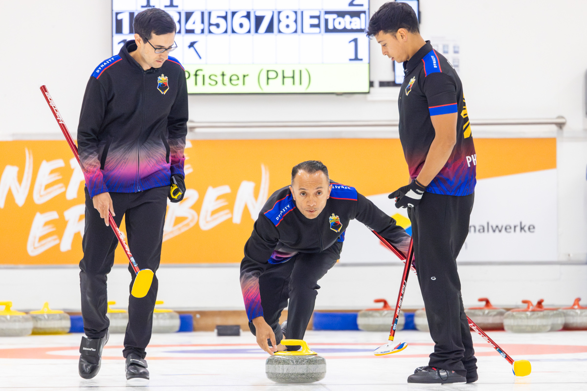 Christian Haller, Alan Frei und Enrico Pfister, von links, spielen am Curling Baden-Masters mit dem Team Pfister gegen Team Retornaz (ITA), am 15. August 2024 im Bareggcenter Baden.