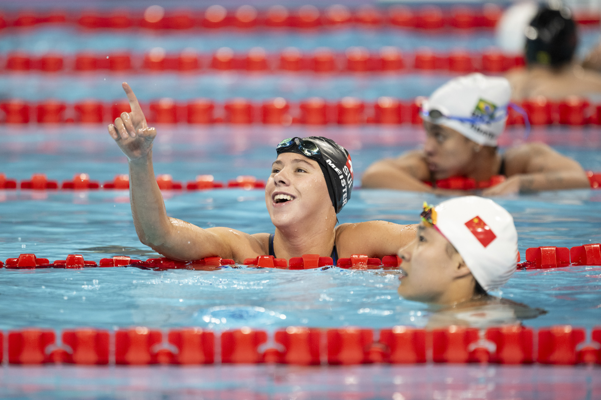 Para-Schwimmerin Nora Meister freut sich über die Olympia-Silbermedaille