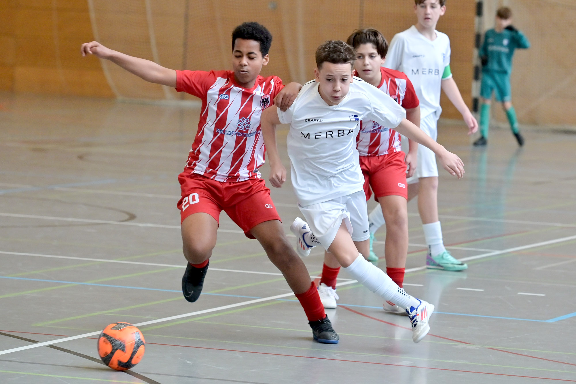 futsal-4 Zwei Futsal-Junioren im Laufduell