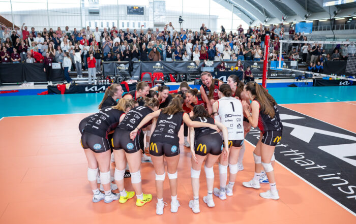 Die U18 Volleyballerinnen aus Aarau bejubeln den Schweizer Meistertitel