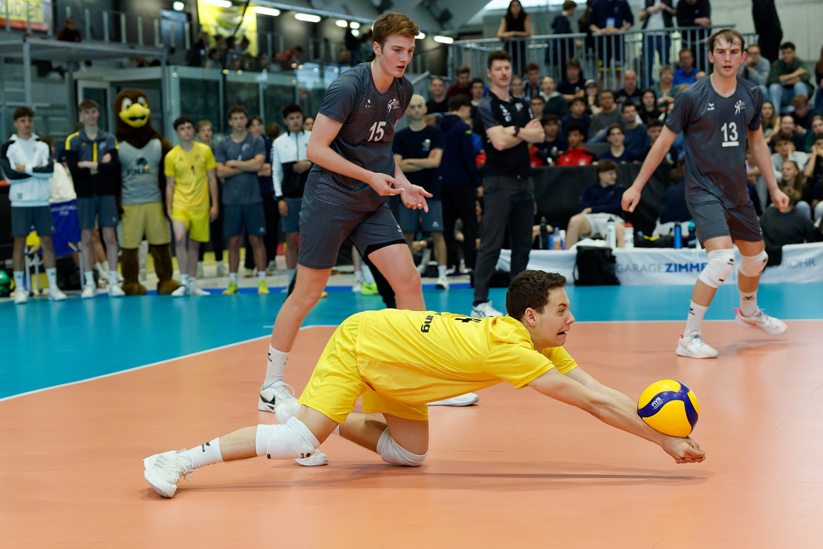 Der Libero von Volley Schönenwerd U23 bei einer Abwehraktion